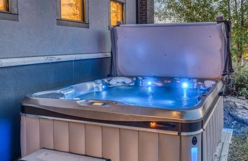 Calgary House | Western View in Elbow Valley... Make it Your Hot Tub Time Machine! :)