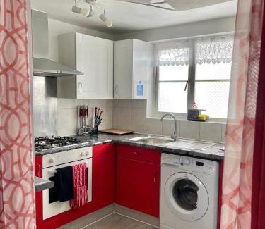 Chadwell Apartment | Westfield Gardens Apartment - 3 bedrooms