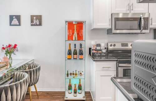 Westlake Village Apartment | Westlake Luxury 2BR.20% Off +Pool View +Welcome Champagne, Massage Chair Getaway