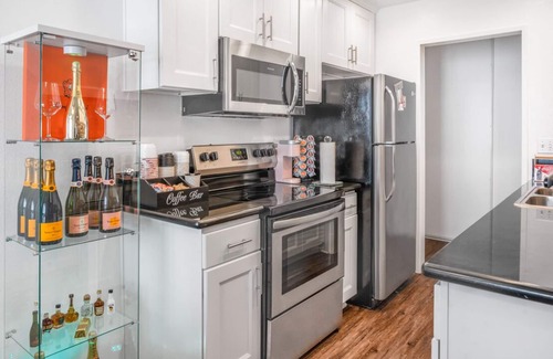 Westlake Village Apartment | Westlake Luxury 2BR.20% Off +Pool View +Welcome Champagne, Massage Chair Getaway