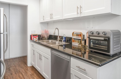 Westlake Village Apartment | Westlake Luxury 2BR.20% Off +Pool View +Welcome Champagne, Massage Chair Getaway
