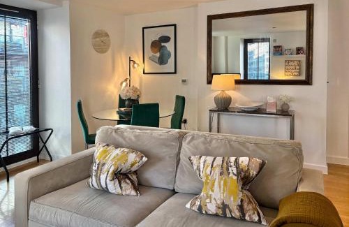 Vincent Square Apartment | Westminster Luxury Two Bed Two Bath with Air-Con