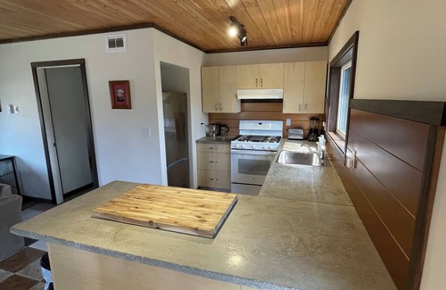 Valemount Cottage | Westridge Guest House