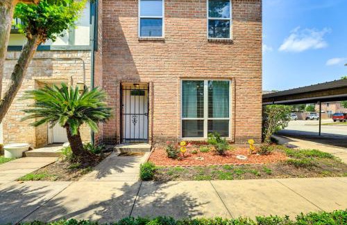 Energy Corridor House | WFH Friendly, Pool Access Houston Townhome!