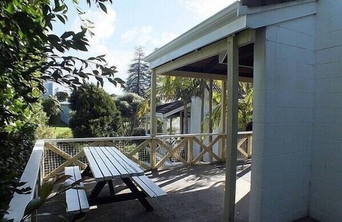 Russell Cottage | Wharepekapeka - Russell Holiday Home
