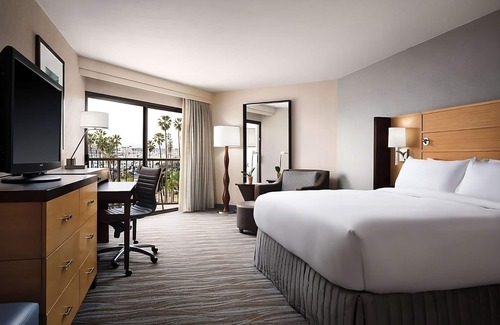 South Redondo Hotel | What You’ve Been Looking For! Near Clark Stadium, Pets Allowed! Swimming Pool