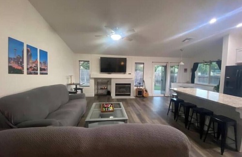 Wheatland House | Wheatland-4 bedroom 5 beds near Hard Rock, Amphitheater, Beale