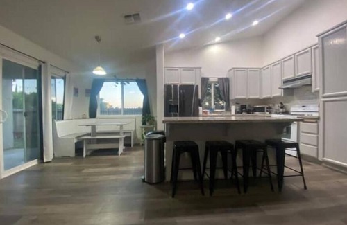 Wheatland House | Wheatland-4 bedroom 5 beds near Hard Rock, Amphitheater, Beale