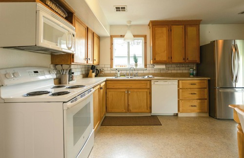 Central Point House | Whether you're here to explore the Rogue River, Crater Lake, or the Britt Festival, this location is the perfect home base for your Southern Oregon experience!