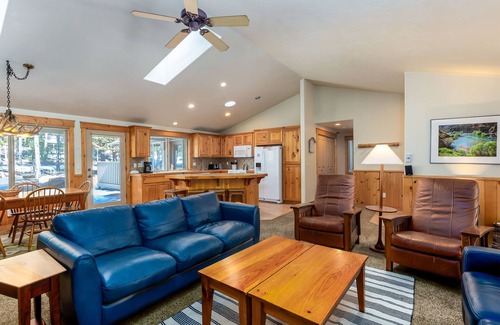 Deer Park House | WHIS02 - Quiet North End Location, Elegant Contemporary Ranch, Hot Tub