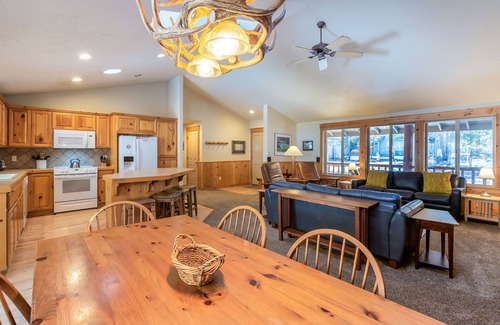 Deer Park House | WHIS02 - Quiet North End Location, Elegant Contemporary Ranch, Hot Tub