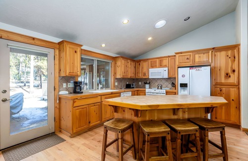Deer Park House | WHIS02 - Quiet North End Location, Elegant Contemporary Ranch, Hot Tub
