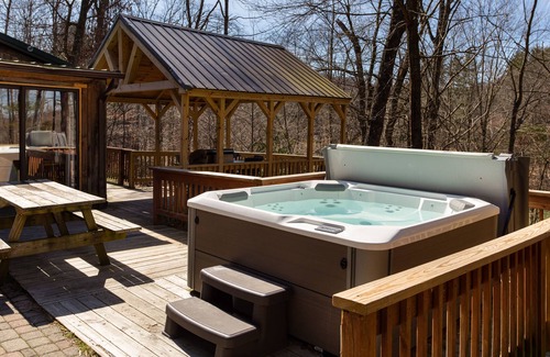 Butler Cabin | Whispering Pines CabinHot Tub, Gas Fireplace, Free Wi-Fi, Fire Pit, Master Suite