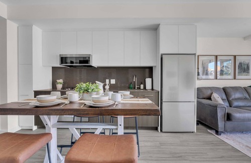 Eau Claire Apartment | Whispering Pines Retreat DT Getaway & Skyline Views