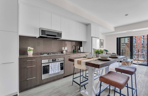 Eau Claire Apartment | Whispering Pines Retreat DT Getaway & Skyline Views