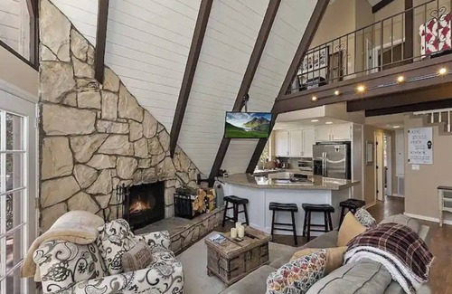 Blue Jay House | Whispering Pines A-Frame + Pool Table + 2 Patios!