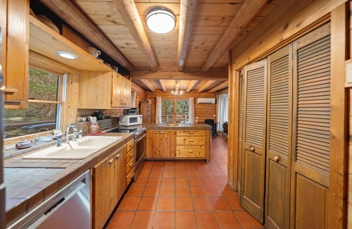 Idyllwild House | Whispering Ridge Cabin with Spa & Mountain Bliss