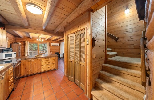 Idyllwild House | Whispering Ridge Cabin with Spa & Mountain Bliss