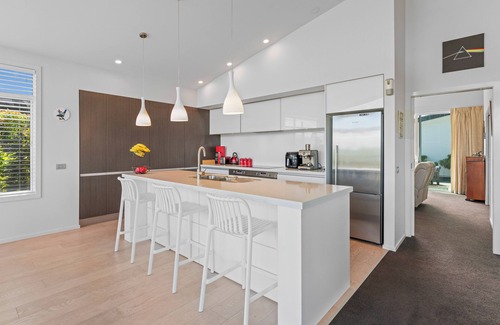 Taupo House | Whispering Waters - Lake Taupo Holiday Home