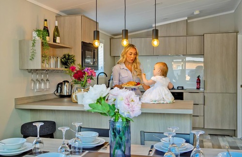 Arnold Ski Chalet | Whistling Kettle (Pet)