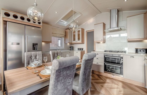 Arnold Ski Chalet | Whistling Kettle (Pet)