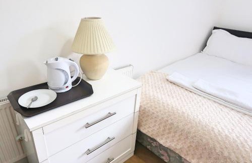 Doncaster House | Whitburn Guest House About 7 mins Walk To The City Free Internet TV