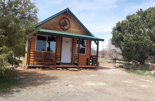 Monticello Cabin | White Cabin Cozy Secluded Cabin