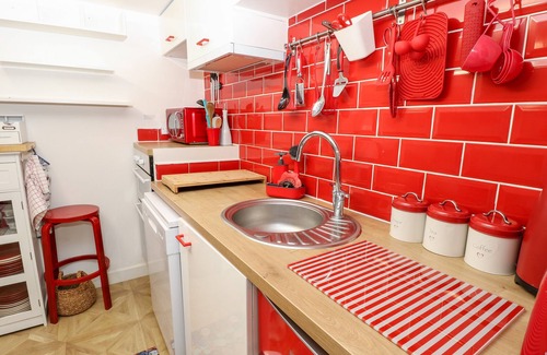 Lake Cottage | WHITE HAVEN, pet friendly, character holiday cottage in Sandown