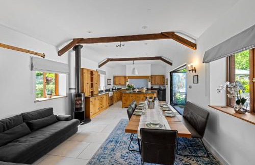 Abergavenny House | White Horse Farmhouse - Luxury Retreat