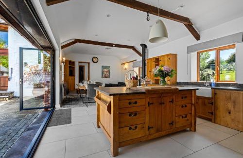 Abergavenny House | White Horse Farmhouse - Luxury Retreat