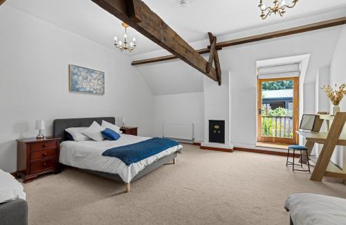 Abergavenny House | White Horse Farmhouse - Luxury Retreat