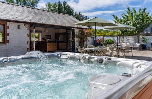 Abergavenny House | White Horse Farmhouse - Luxury Retreat