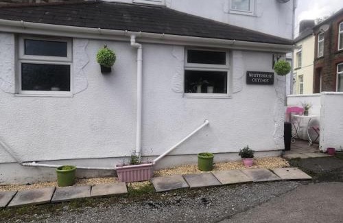 Bryncethin House | White House Cottage. Dogs welcome. Entire house.