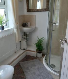 Bryncethin House | White House Cottage. Dogs welcome. Entire house.
