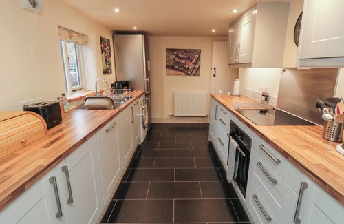 Broxa Cottage | WHITE LODGE COTTAGE, family friendly, with hot tub in Scalby