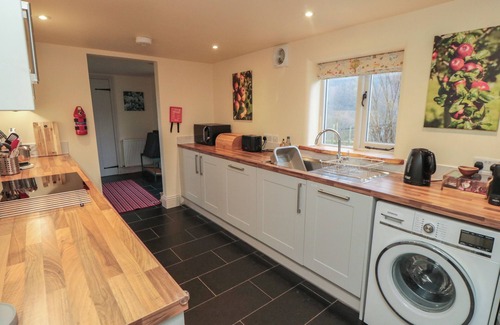 Broxa Cottage | WHITE LODGE COTTAGE, family friendly, with hot tub in Scalby