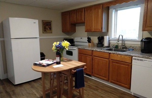 Berlin Apartment | WHITE MOUNTAINS RENOVATED 1 BEDROOM on Ground Floor