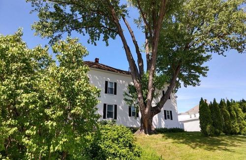 Berlin Apartment | WHITE MOUNTAINS RENOVATED 1 BEDROOM on Ground Floor