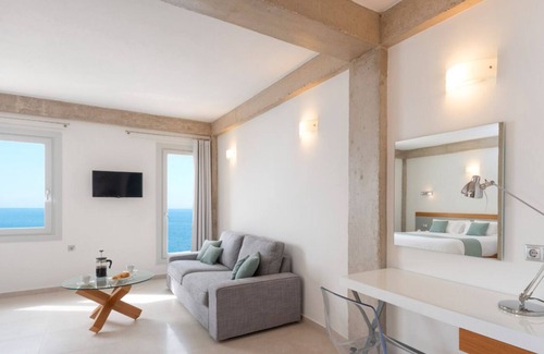 Sivota House | White Orchid Brassia