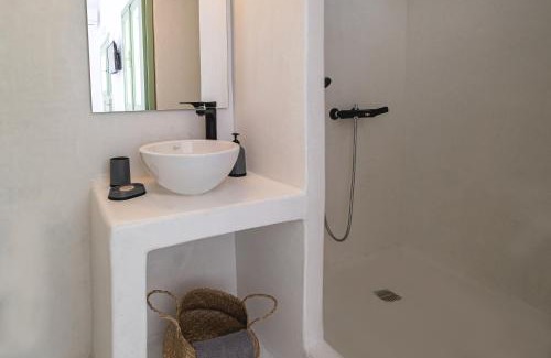 Pyrgos Villa | White Orchid Cave House & Studio