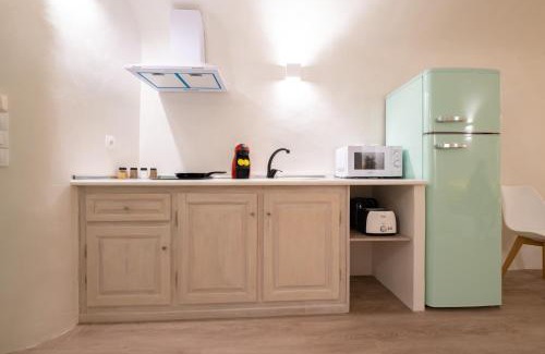 Pyrgos Villa | White Orchid Cave House & Studio