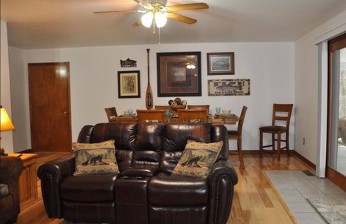 Flippin Cabin | White River Fishing Lodge, Overlooking the River w/Private Landing & Boat Ramp