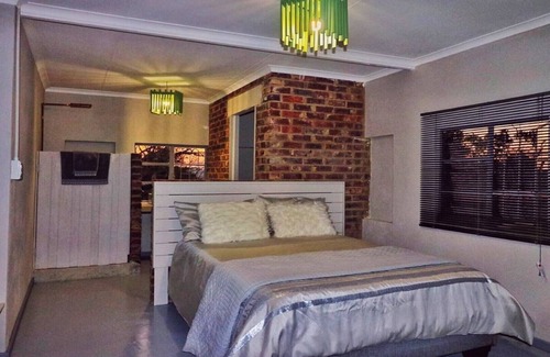 Nelspruit Cabin | White rock self-catering guest suites. Unit 2