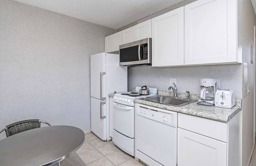 Napeague Apartment | White Studio Apt w/Balcony, Tub & Ocean view!