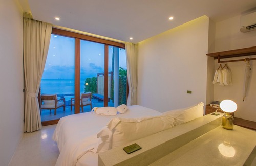 Bang Po Hotel | White Whale Beachfront Pool Villa