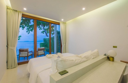 Bang Po Hotel | White Whale Beachfront Pool Villa