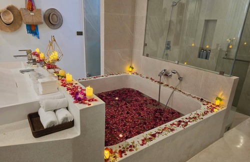 Bang Po Hotel | White Whale Beachfront Pool Villa