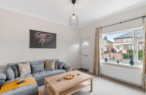 Rotherham House | Whitehill - 3-Bed Home from Home, Sleeps 7, Great for Groups & Workers, FREE Parking & Netflix - Hosted by Stay Host Save