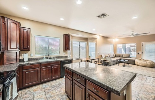 Avondale House | Whitton House | Hot Tub + Fire Pit + Pets OK