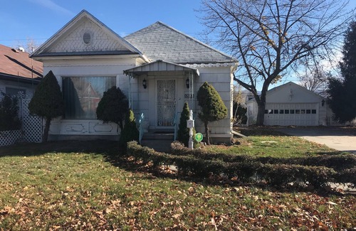 Rose Park House | Whole House Sleeps 10 6 min from Airport|Downtown